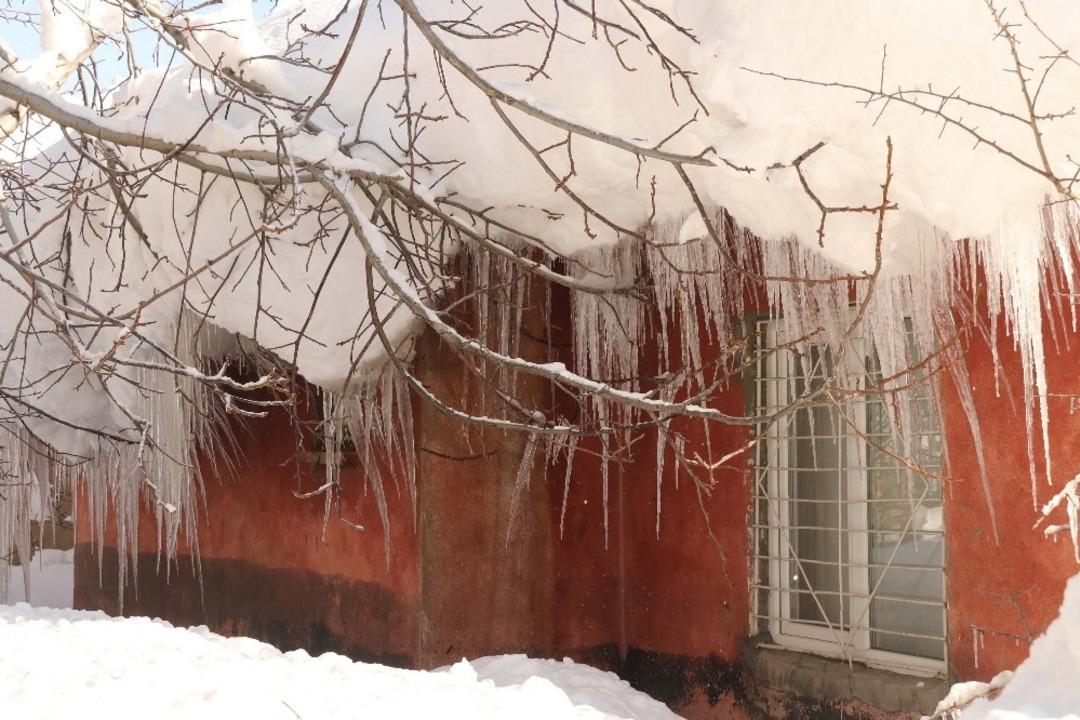 Bitlis&rsquo;te 70 k&ouml;y yolu ulaşıma kapandı, tek katlı evler kar hapsinde