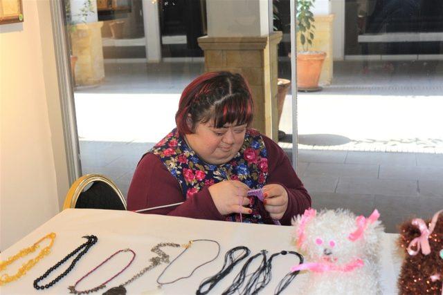 Down sendromlu Ece yaptığı elişi ürünleri satarak annesine ev almak istiyor 2