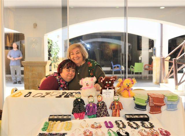 Down sendromlu Ece yaptığı elişi ürünleri satarak annesine ev almak istiyor 3