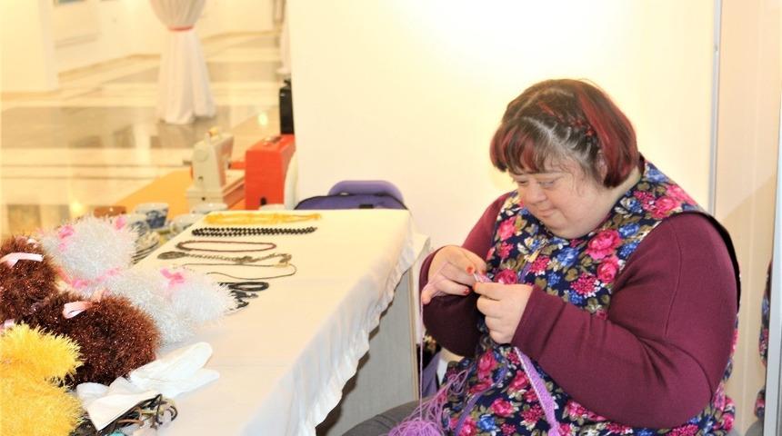 Down sendromlu Ece yaptığı elişi &uuml;r&uuml;nleri satarak annesine ev almak istiyor