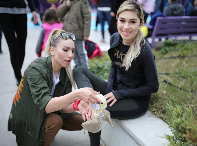 Kadınlar, topuklu ayakkabılarla yarıştı