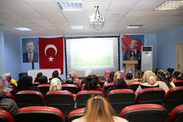 Lice Belediyesinden velilere değerler eğitimi semineri