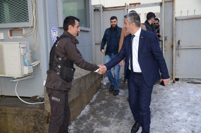 AK Parti belediye başkan adayı polis noktalarını ziyaret etti