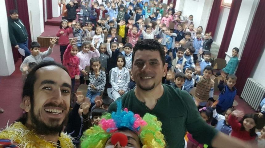 Tiyatro duvar &ccedil;ocuklar i&ccedil;in oynayacak