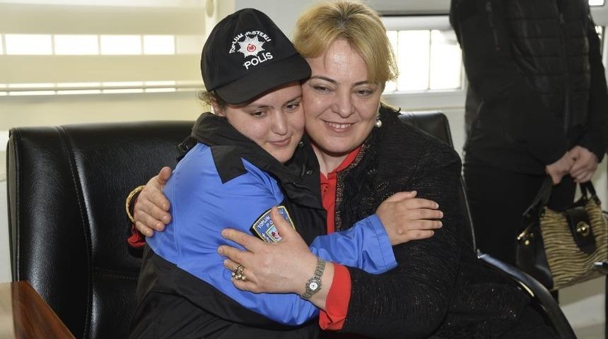 Polisler, Şehit kızı Elanur Yasdı&rsquo;yı okulunda ziyaret etti