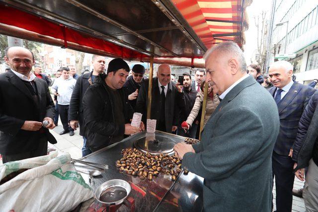 Binali Yıldırım Pendik'te kestane dağıttı, döner kesti 