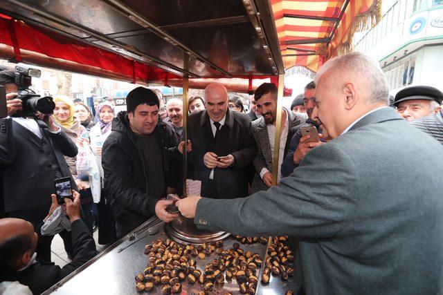 Binali Yıldırım Pendik'te kestane dağıttı, döner kesti 