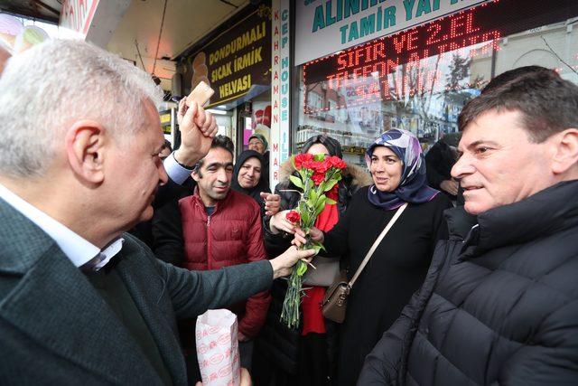 Binali Yıldırım Pendik'te kestane dağıttı, döner kesti 