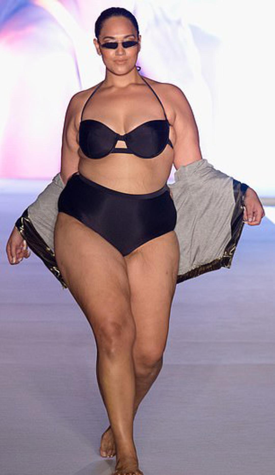 B&uuml;y&uuml;k beden model ateşli pozlarıyla tarihe ge&ccedil;ti