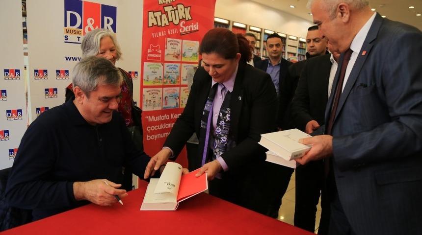 Başkan &Ccedil;er&ccedil;ioğlu, Yılmaz &Ouml;zdil&rsquo;e &rsquo;Mustafa Kemal&rsquo; kitabını İmzalattı