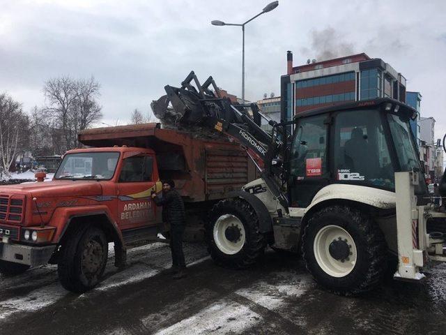 Belediye ekiplerinin kar ve buz temizliği devam ediyor