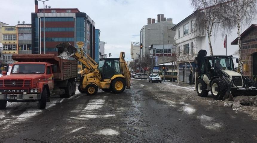 Belediye ekiplerinin kar ve buz temizliği devam ediyor