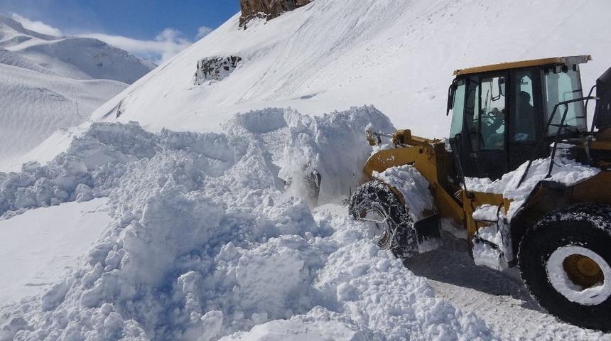 Van-Bah&ccedil;esaray yolu tek şeritten ulaşıma a&ccedil;ıldı