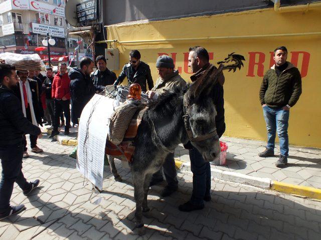 İcra takibi başlatılan çiftçiden eşekli protesto