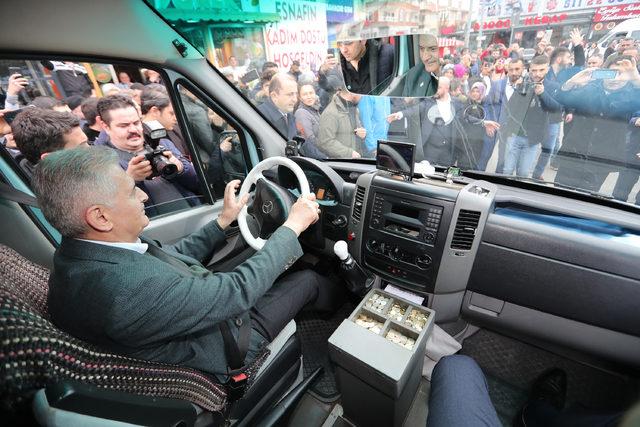 Yıldırım, Pendik'te minibüs kullandı