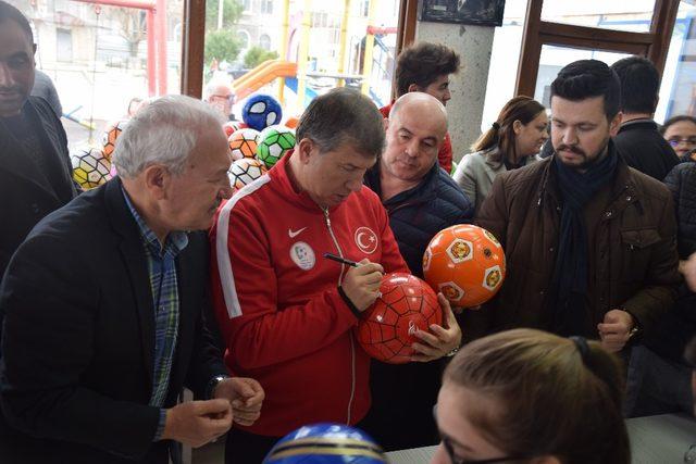 Emektar gol kralı Tanju Çolak çocuklarla buluştu