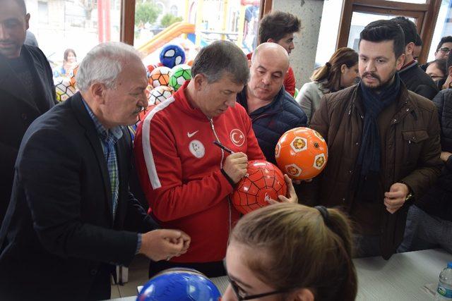 Emektar gol kralı Tanju Çolak çocuklarla buluştu