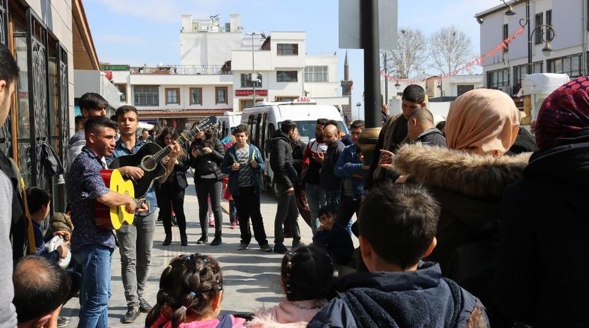 G&uuml;neşi g&ouml;ren sokak sanat&ccedil;ıları sahneye &ccedil;ıktı
