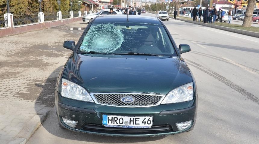 Otomobilin &ccedil;arptığı bisikletli yaralandı