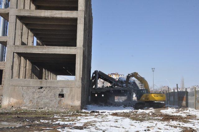 İntihar girişimlerinin adresi olan bina yıkıldı