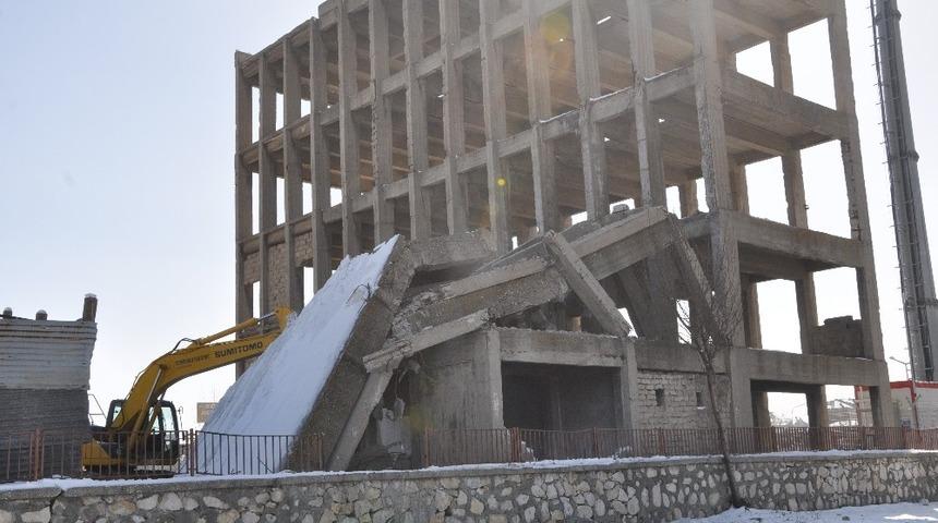 İntihar girişimlerinin adresi olan bina yıkıldı