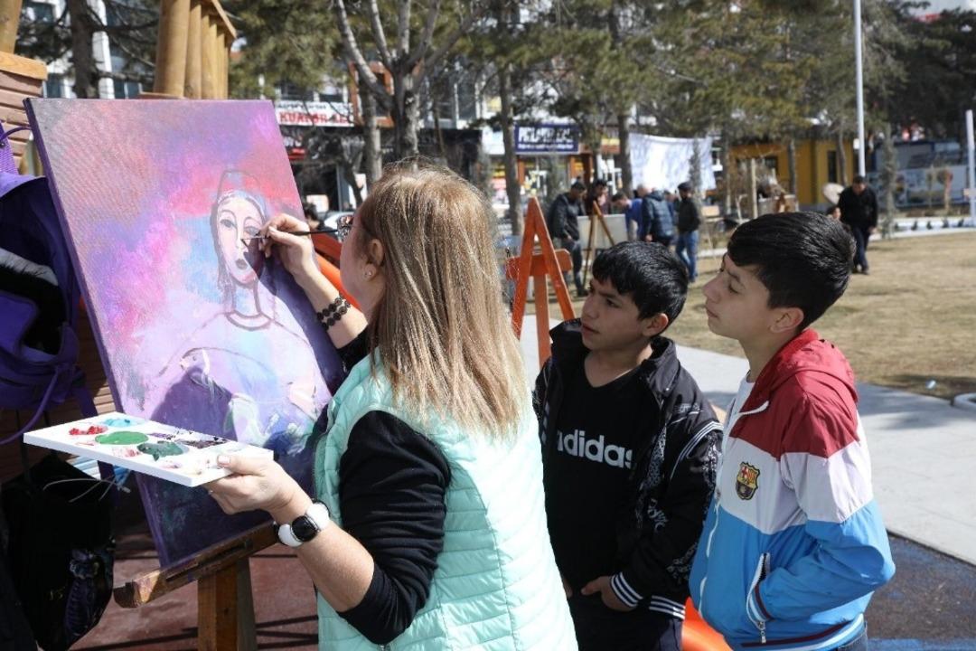 &Uuml;nl&uuml; Ressamlar İpekyolu&rsquo;nda sanatseverlerle buluştu