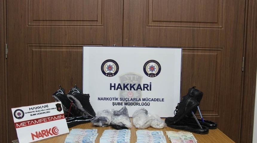 Ayakkabının tabanında 1 kilo 14 gram metamfetamin ve bin 850 TL para çıktı