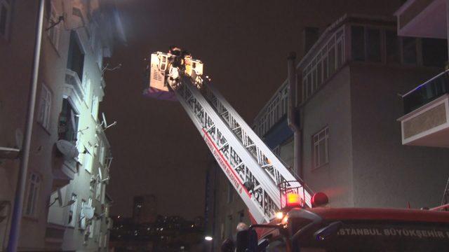 Bina girişindeki elektrik panosunda yangın: 22 kişiyi itfaiye kurtardı