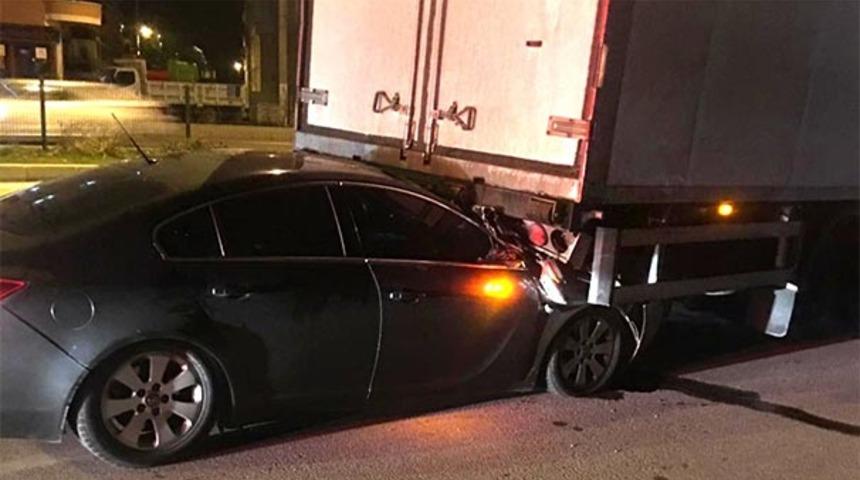 Kontrolden çıkan araç TIR'a ok gibi saplandı: Yaralılar var!