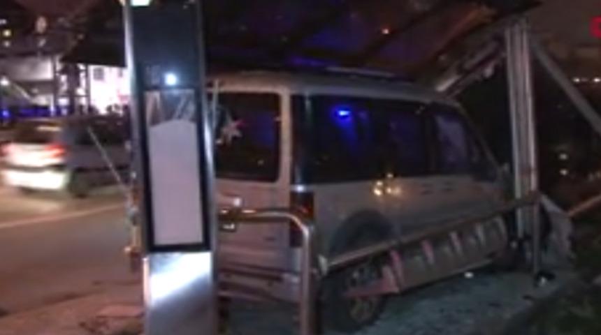 D-100'de araç, otobüs durağına girdi: 1 yaralı