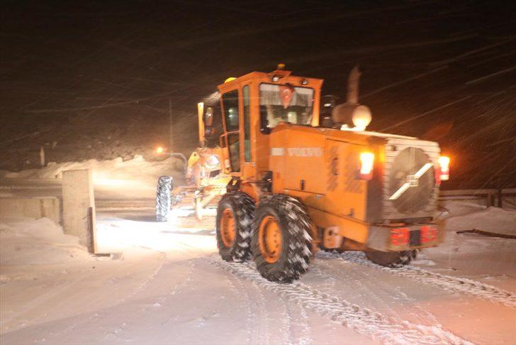 Erzincan'da ulaşıma kar ve tipi engeli  G1