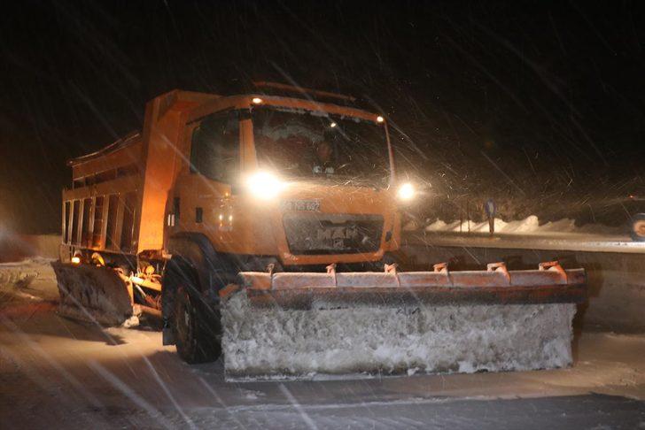 Erzincan'da ulaşıma kar ve tipi engeli  G2