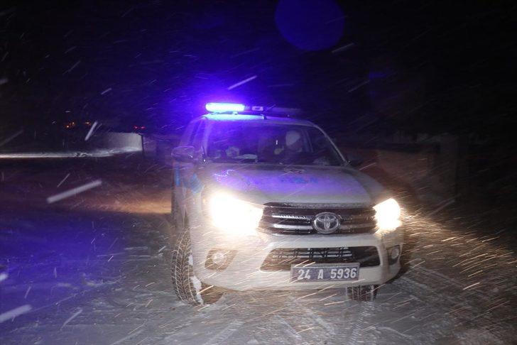 Erzincan'da ulaşıma kar ve tipi engeli  G3