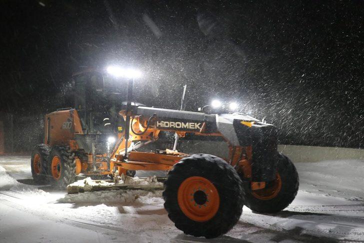 Erzincan'da ulaşıma kar ve tipi engeli  G4