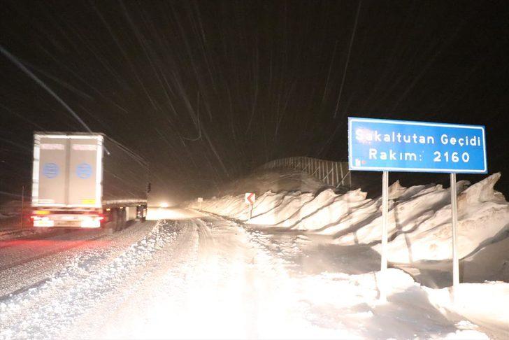 Erzincan'da ulaşıma kar ve tipi engeli  G5