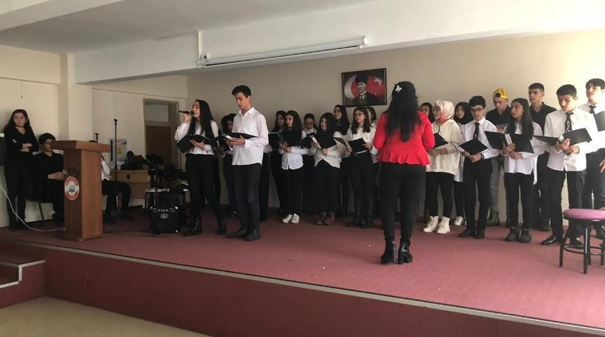 Lise öğrencileri Barış Manço’yu andı