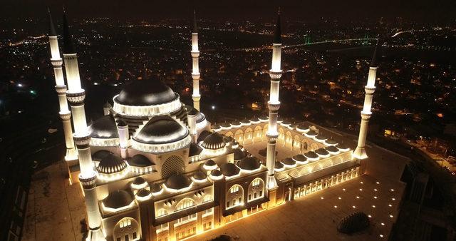 Işıklandırma testleri yapılan Çamlıca Camii böyle görüntülendi