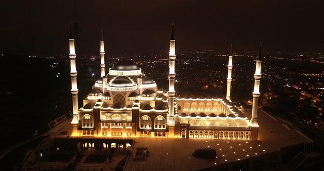 Işıklandırma testleri yapılan Çamlıca Camii böyle görüntülendi