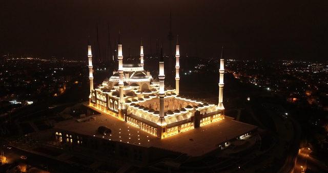 Işıklandırma testleri yapılan Çamlıca Camii böyle görüntülendi