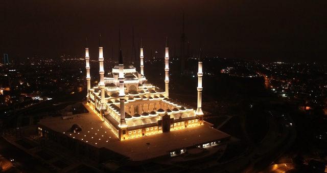 Işıklandırma testleri yapılan Çamlıca Camii böyle görüntülendi