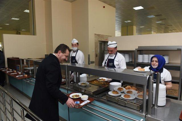 Balıkesir Büyükşehir Belediye Başkan Adayı Yılmaz öğrencilerle otobüse bindi