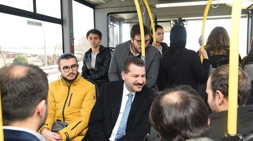Balıkesir Büyükşehir Belediye Başkan Adayı Yılmaz öğrencilerle otobüse bindi