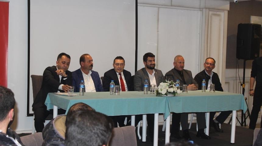 Gençler Melikoğlu’nu bağrına bastı