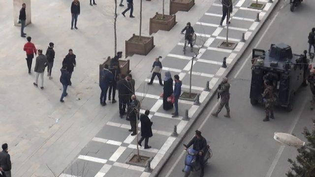 Kent meydanında tekme tokat kavga anı kamerada 3