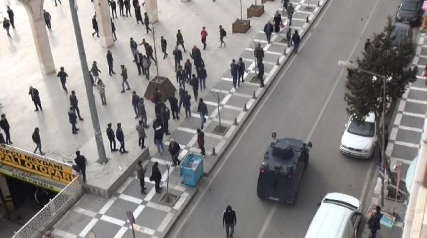 Kent meydanında tekme tokat kavga anı kamerada