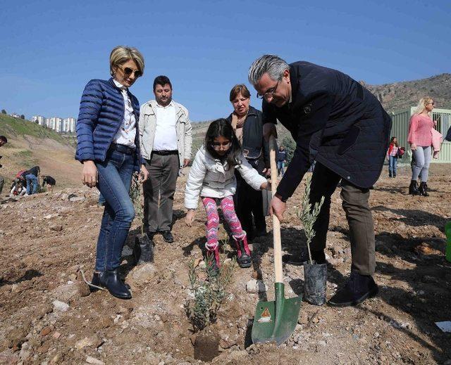 Karşıyaka’nın ’Kentsel Dönüşüm Ormanı’na bin 500 fidan