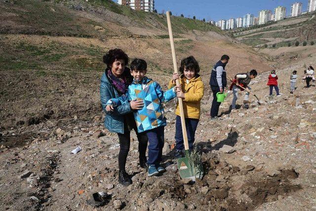 Karşıyaka’nın ’Kentsel Dönüşüm Ormanı’na bin 500 fidan