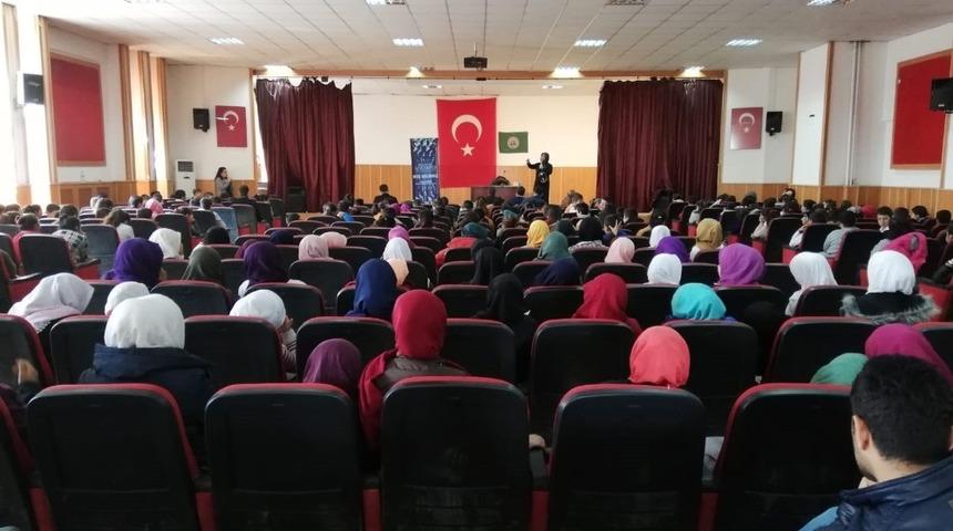 B&uuml;y&uuml;kşehir, &ouml;ğrencileri yazarlarla buluşturuyor