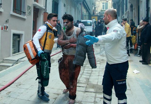 (Ek fotoğraflarla geniş haber) // Beyoğlu'nda yangın faciası: 4 kişi öldü 1 kişi yaralandı