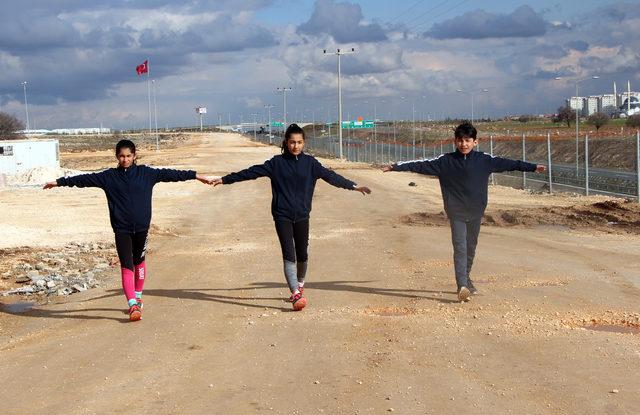 Üçüzler toprak yolda antrenmandan, salondaki başarıya ulaştı